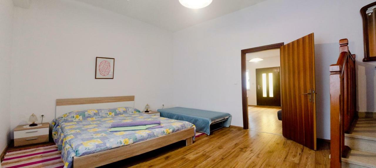 Apartman Aurora Apartment โปเรช ภายนอก รูปภาพ
